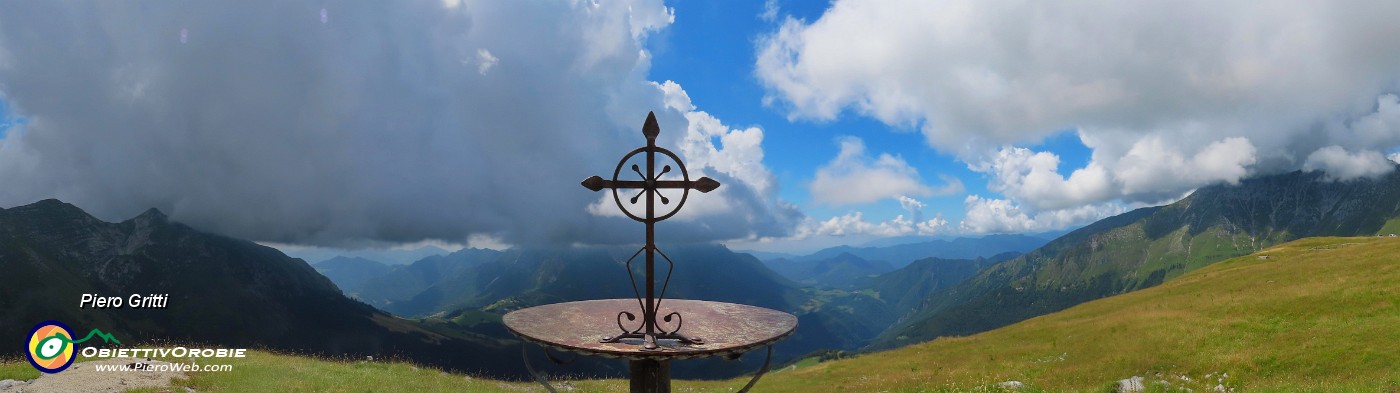 58 Dall'altare di Capanna 2000 nuvoloni sulle cime  .jpg